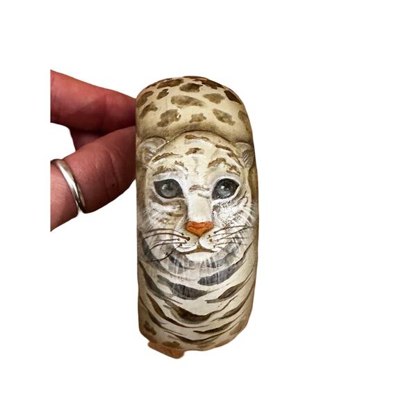 Hand painted Snow Leopard Bangle from the 90s - Picture 1 of 8